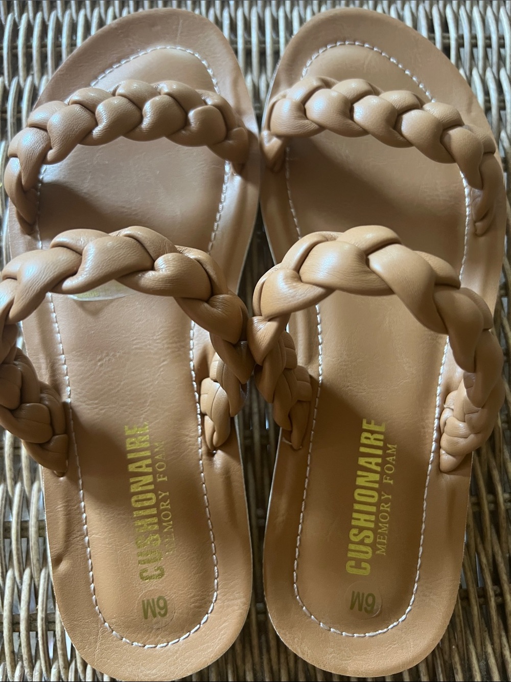 Cushionaire Memory Foam Sandals-size 6- Run narrow